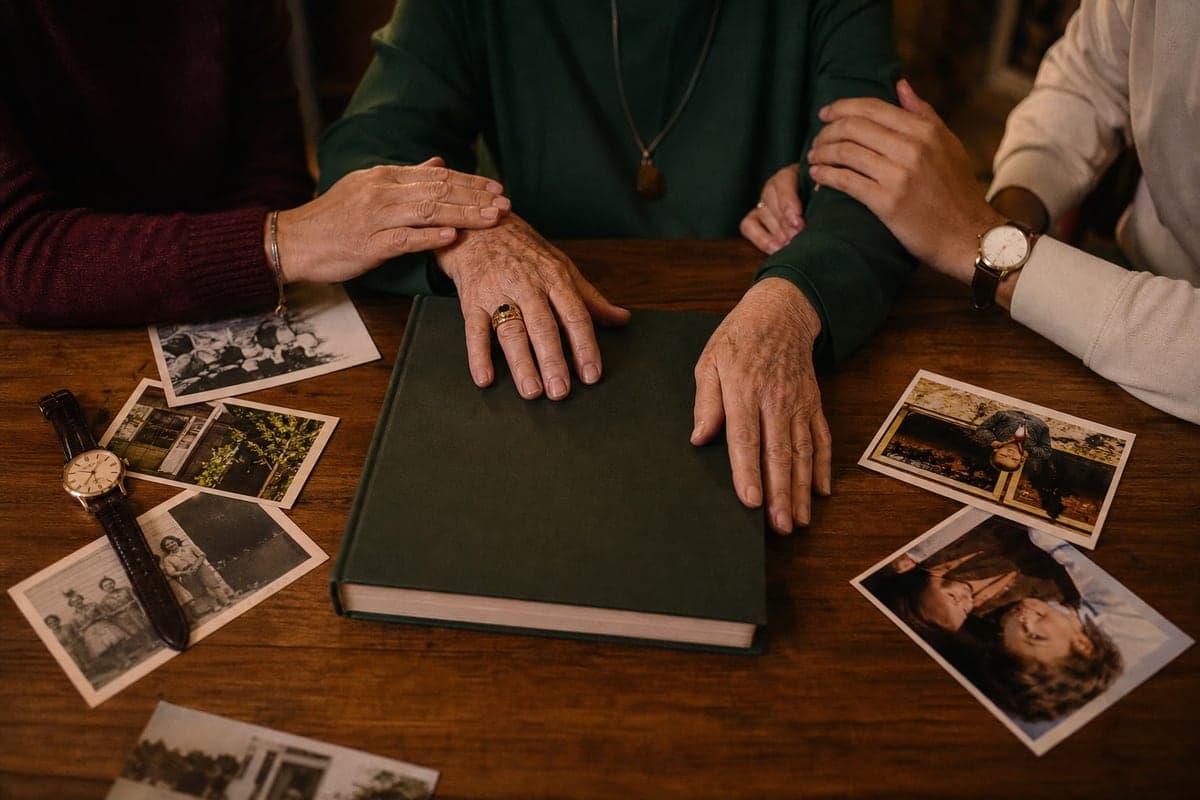 Livro e fotografias reúnem as mãos de três gerações em torno do legado familiar.