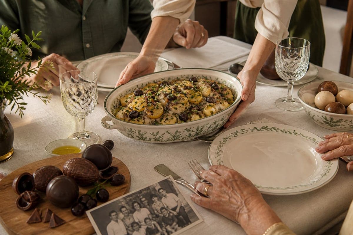 Mesa de Páscoa reúne pratos tradicionais, chocolate e uma fotografia de família.
