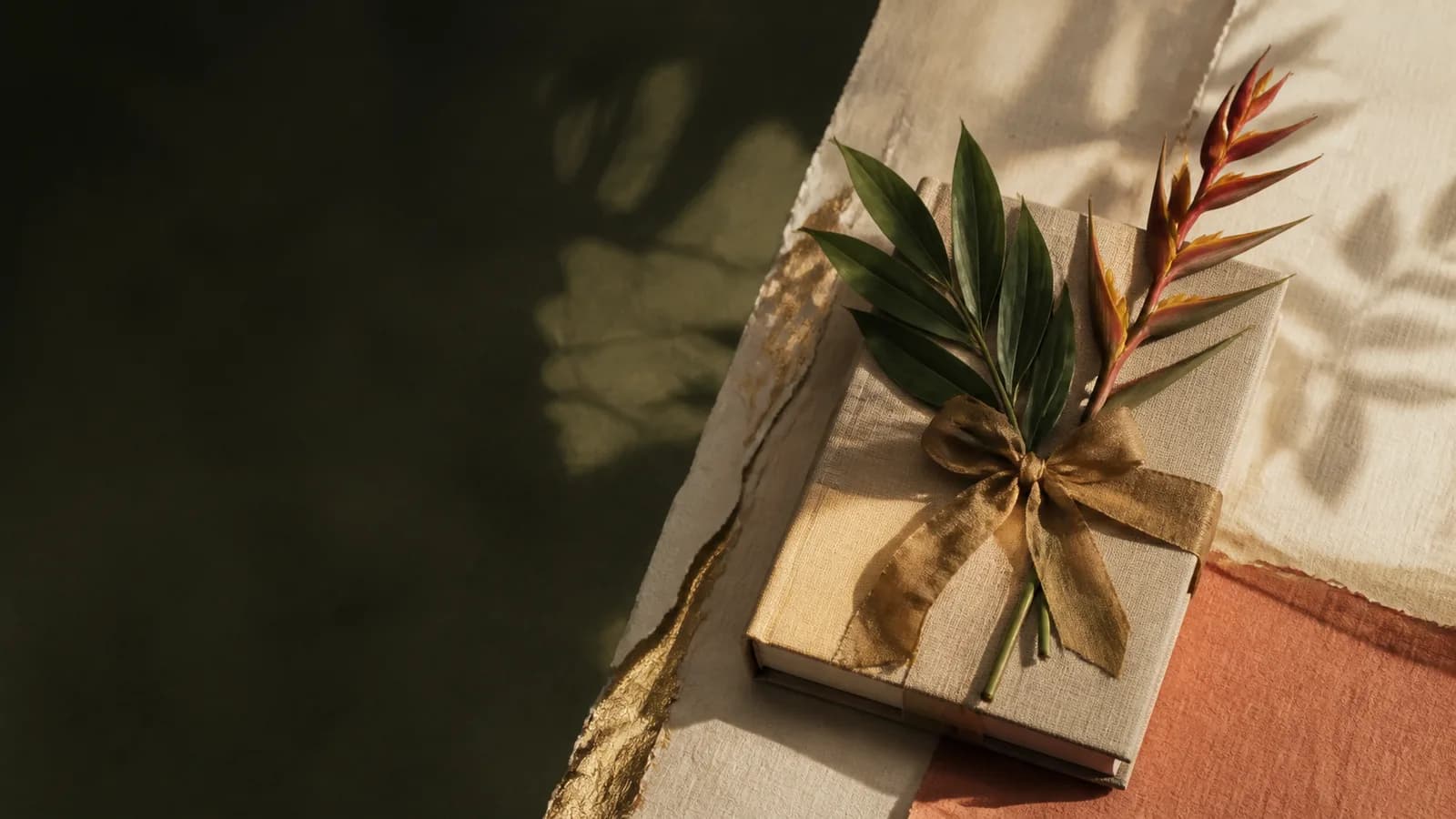Livro de memórias embrulhado para um Natal brasileiro com folhagens tropicais.