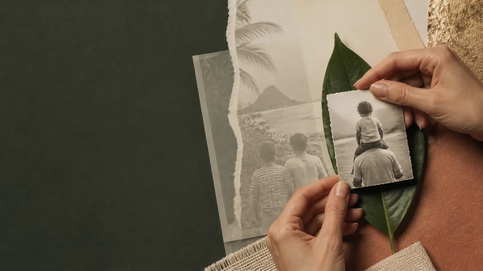 Mãos preservam uma fotografia familiar nítida entre lembranças que se tornam translúcidas.